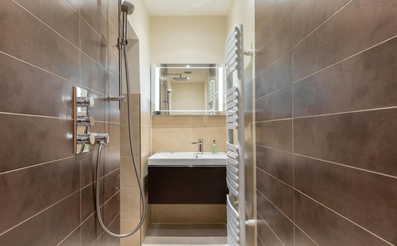 شقة لندن  في The Chelsea Arms - Bright 3Bdr With Garden & Private Parking المظهر الخارجي الصورة